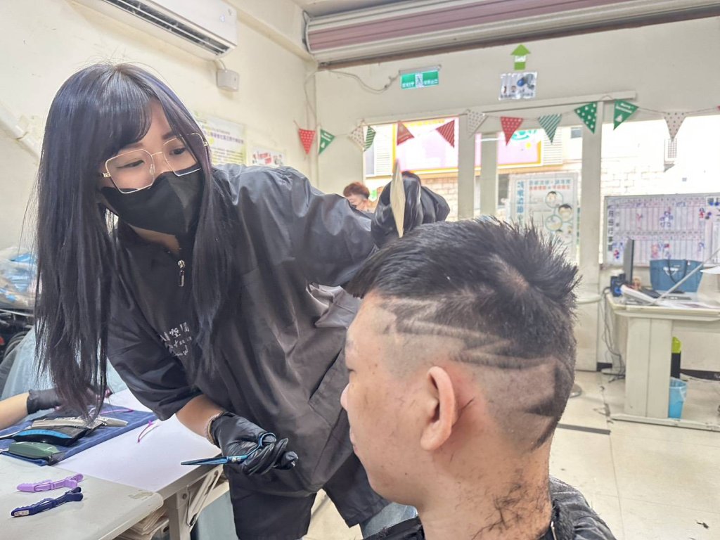 勞工局義剪志工為院生獻上暖心義剪 讓清爽新髮型 帶來好心情
