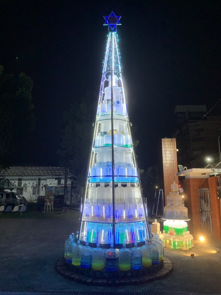 崑大空設系用水瓶打造永續聖誕樹 「諾亞之樹」13日點燈