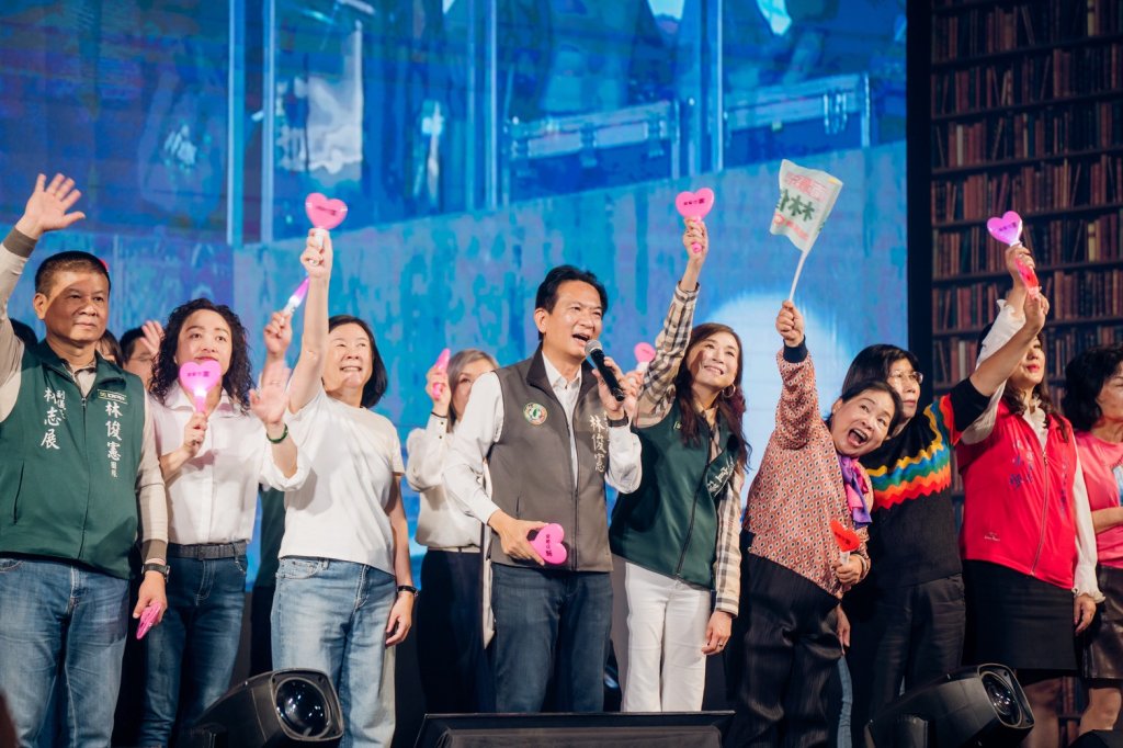 「愛憲姐妹會」打破傳統造勢！ 演唱會級場景掀起支持林俊憲熱潮