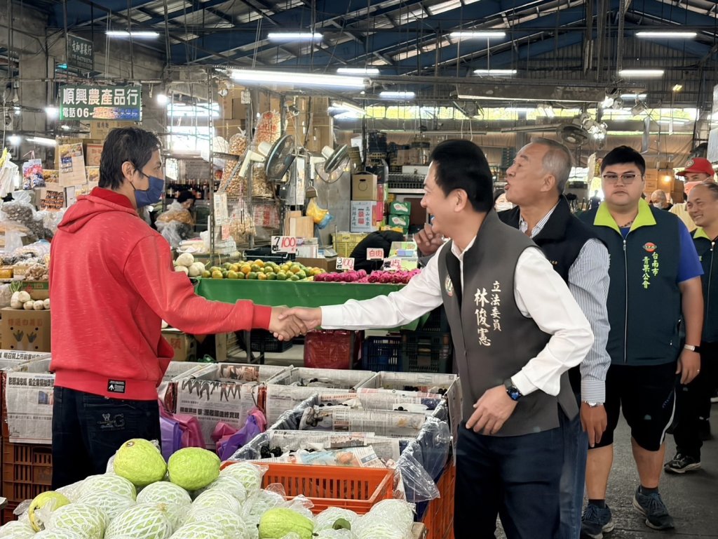 林俊憲安南果菜市場掃街人氣旺 臺南市長初選進入白熱化