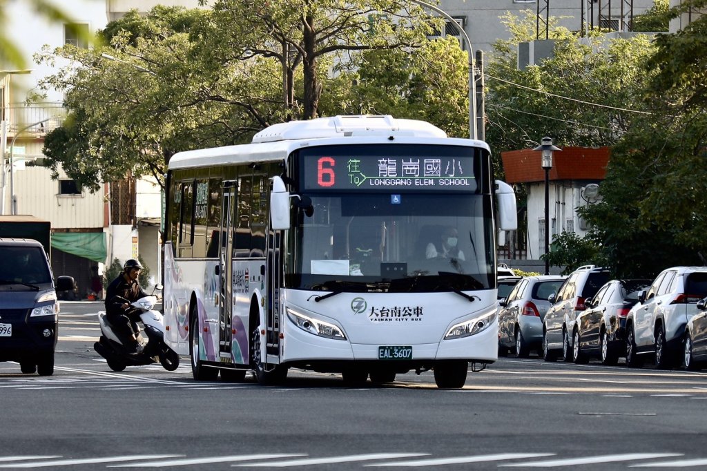 台南電動公車再添9輛生力軍 投入0、6路舒適乘車再升級