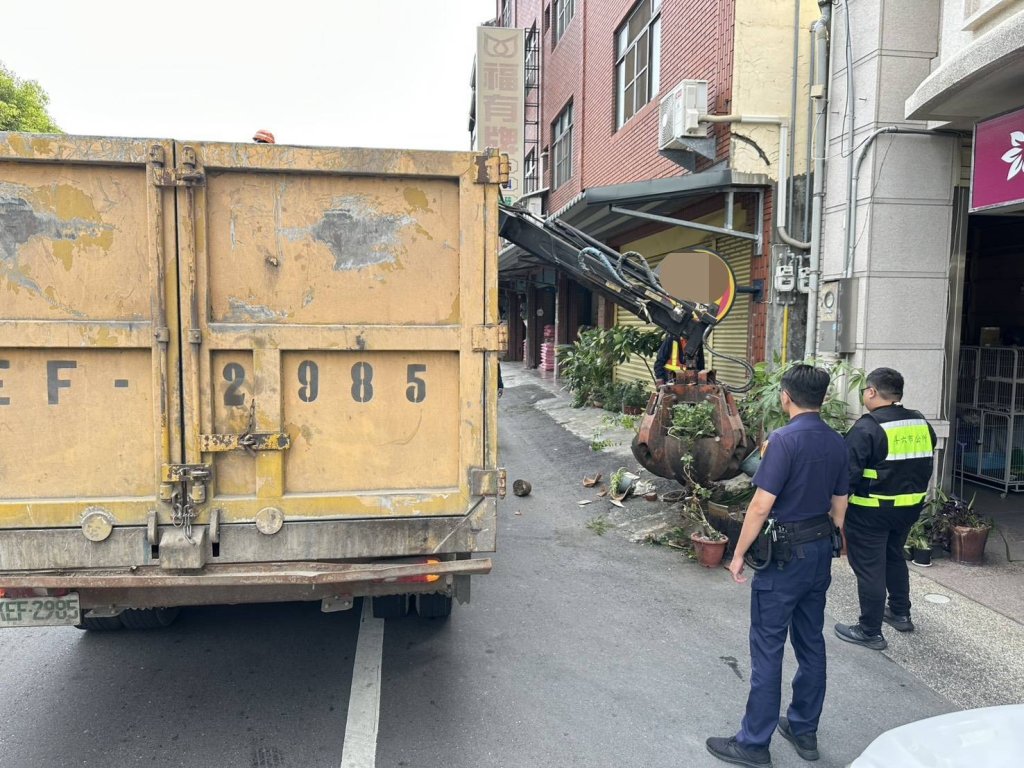 斗六警聯手清潔隊清除路障——還路於民保障交通安全