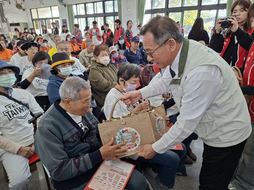 南市社會局攜手南臺科大及富邦人壽辦理「青銀共煮幸福年－馬躍迎春圓夢戲劇」寒冬送暖活動