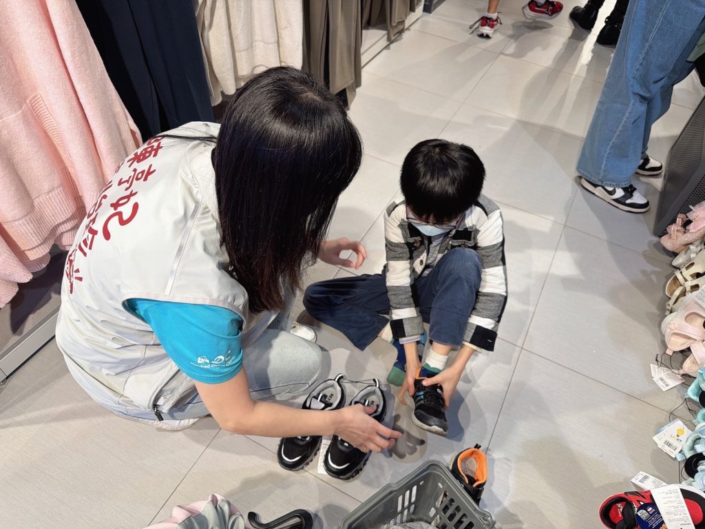 花蓮11校70名清寒學生歲末添新衣 NET花蓮一店送暖 陳亭妃、陳怡珍、企業攜手助弱勢災後復原