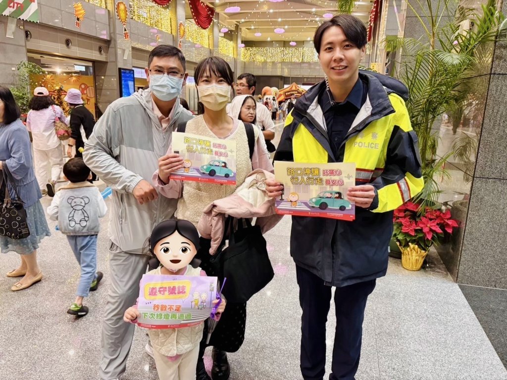 耶誕城活動人潮火熱　海山警趁勢多國語言犯防宣導