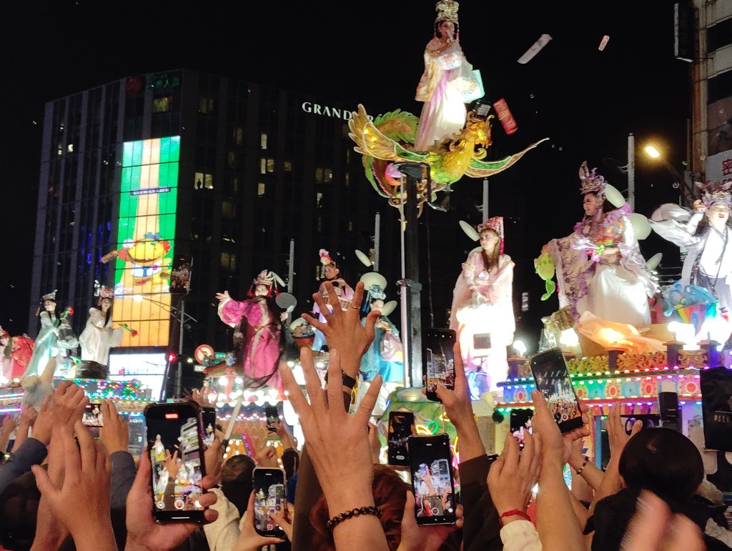 青山王祭藝文紅壇暗訪遶境  西門町真人藝閣車隊灑糖果象徵好運