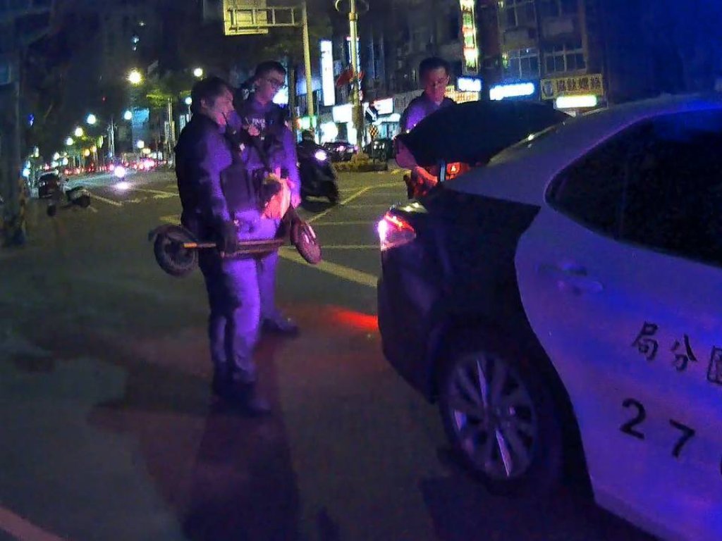 醉男騎電動滑板車路上閒晃 桃警攔檢酒測值達1.03 他自覺太誇張