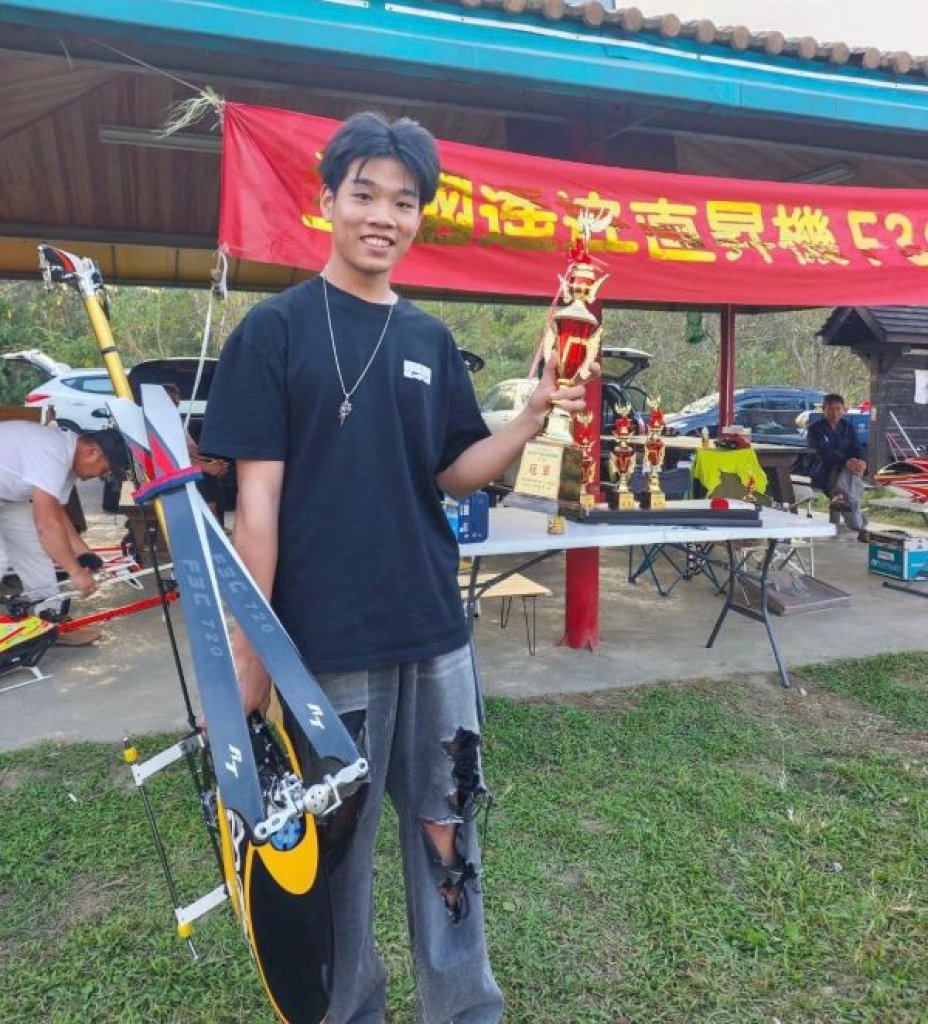 大榮中學傲視全國！盧奕凱勇奪全國遙控直升機甲組冠軍，技職實力三冠王