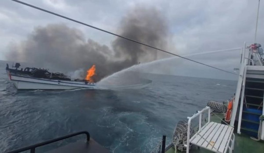 海巡人員發現失火漁船，雙艇立即協助滅火