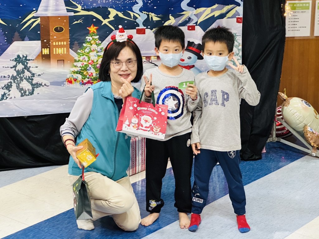 喜樹圖書館耶誕趴踢笑聲滿滿 南區區長蕭琇華與大小朋友同歡