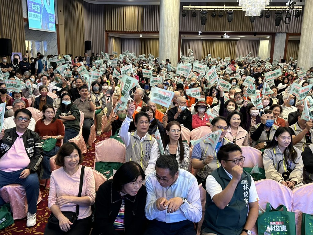 林俊憲、蔡筱薇東區鄉親見面會 支持者大擠臺南長榮酒店