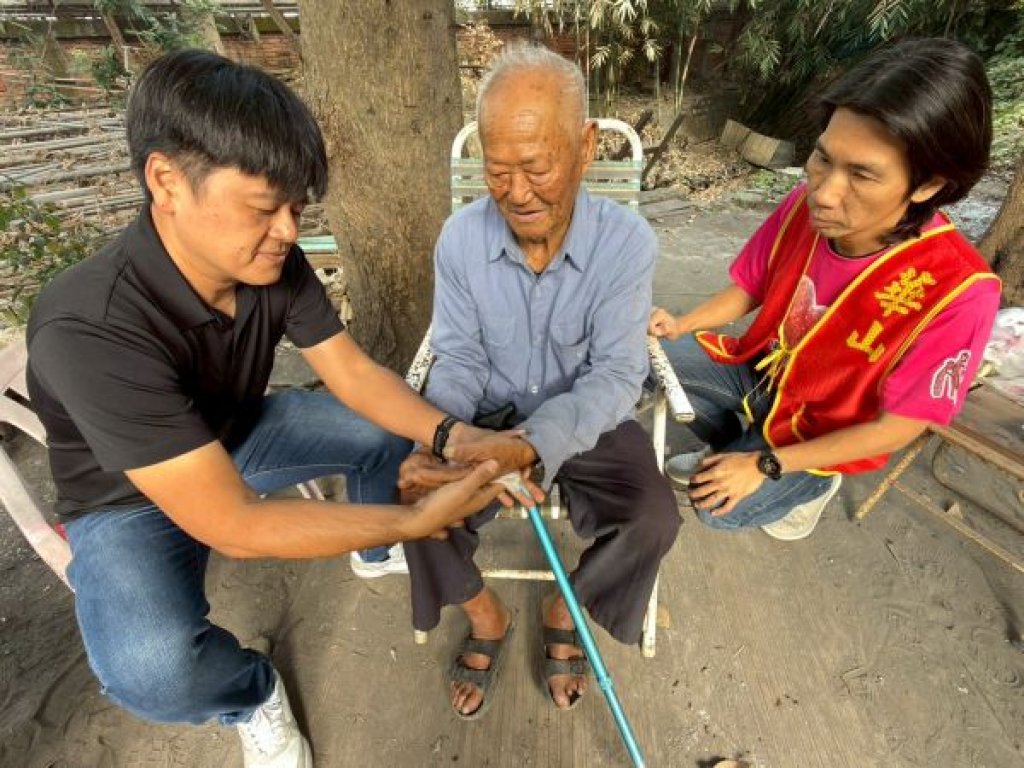 台電員工化身聖誕老人  寒冬送暖助孤老