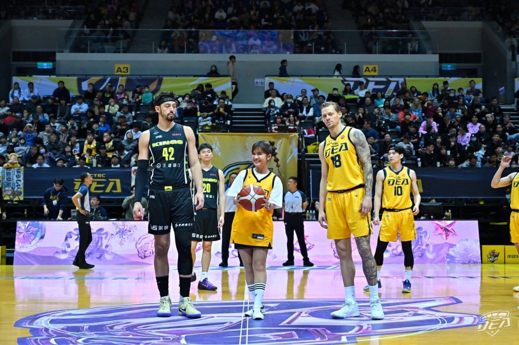 東森氣象主播王淑麗首度開球—期盼中信特攻降下強烈三分雨贏得勝利