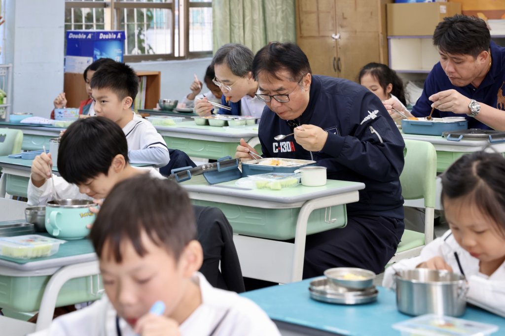 教育局推吃在地、惜食材、愛地球 黃偉哲與學童共享在地台灣鯛午餐