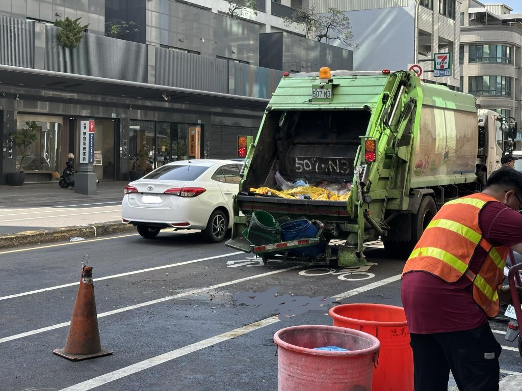23歲垃圾車隨車人員執行工作被酒駕者追撞死亡  同事見狀癱軟在分隔島痛哭失聲