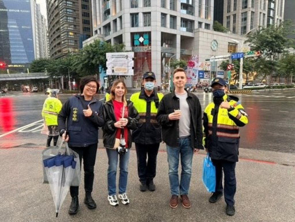 巨星耶誕演唱會國內外遊客如織  板橋警多國語言反詐宣導