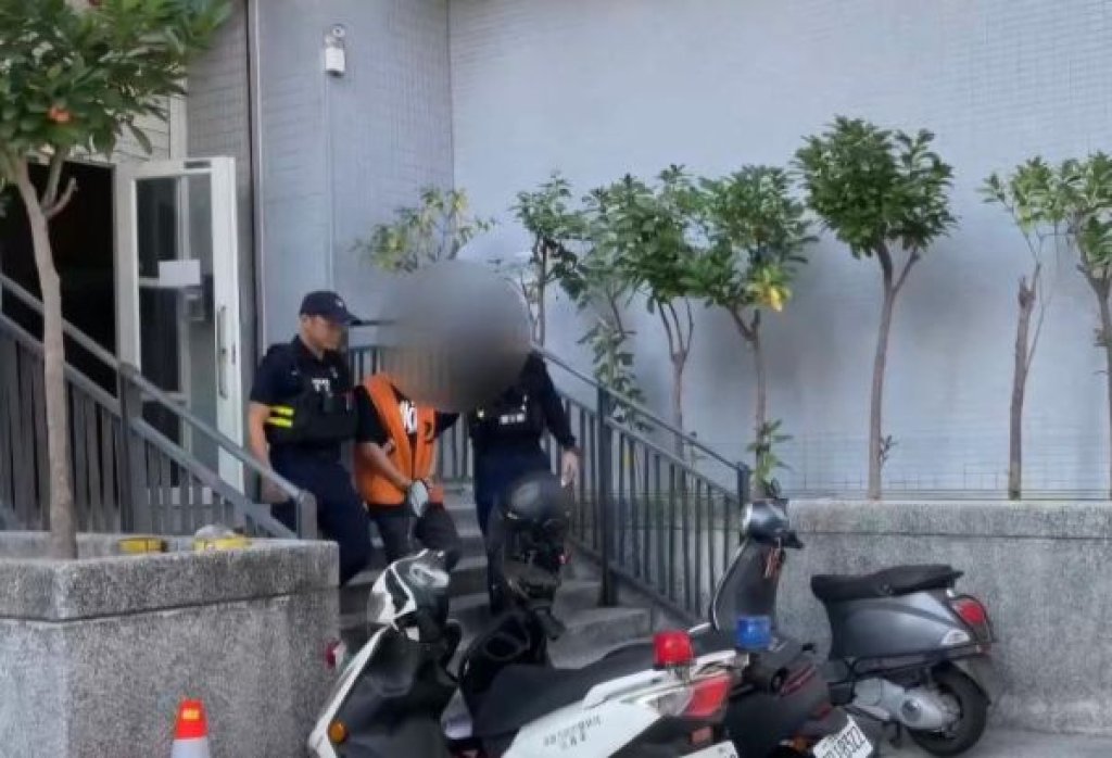 自小客紅燈越線違規　警主動盤查  緝獲刀槍依法送辦