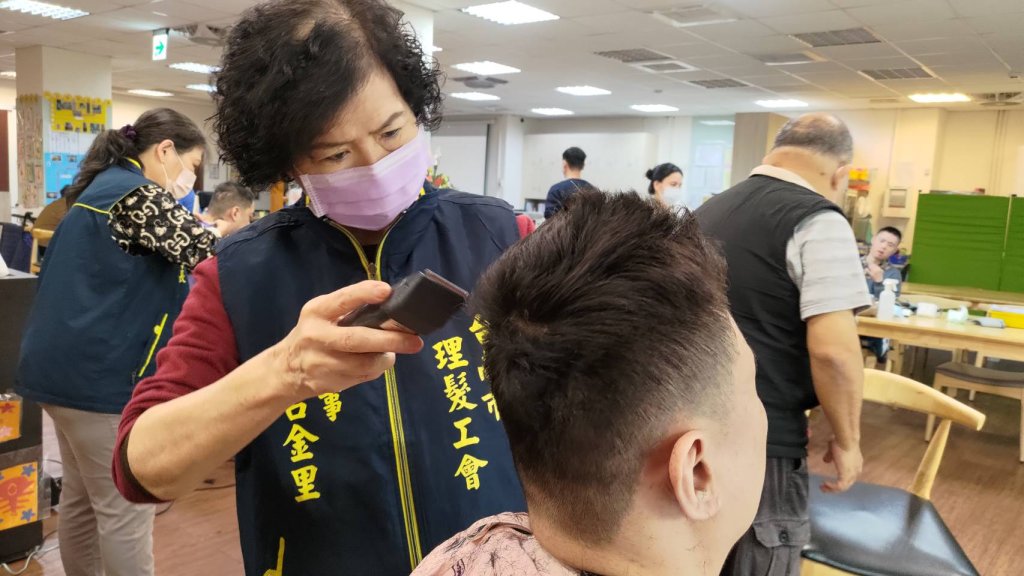 善的循環在臺南延續 勞工局與工會合力完成兩場義剪活動
