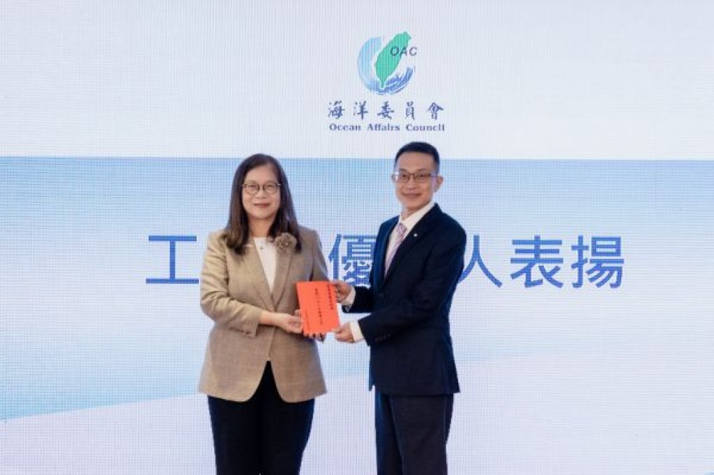 海委會表揚模範及績優人員  管碧玲：「把平凡事做到不平凡」就是典範
