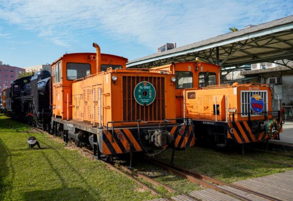 310KM重生與展望！哈瑪星鐵道文化園區鐵道展示再加一DL-2003號貨車移動機運抵舊打狗驛故事館