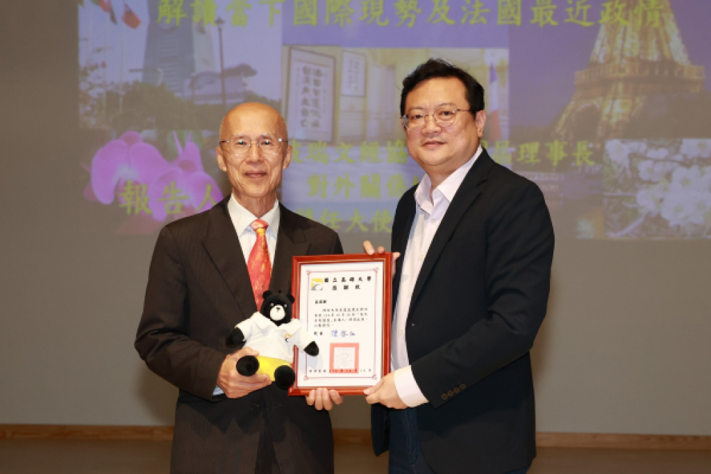 高雄大學《卓越講座》  前大使呂慶龍談外交：實力為本 不訴悲情 沉住氣 勉學子「技多不壓身」