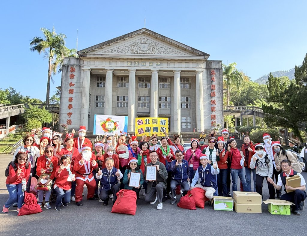 北大救恩堂同工  文大師生同向台北榮家提前報佳音