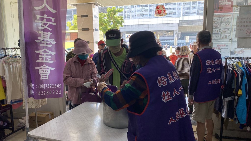 人安基金會屏東站　寒冬發湯圓給寒士們暖胃