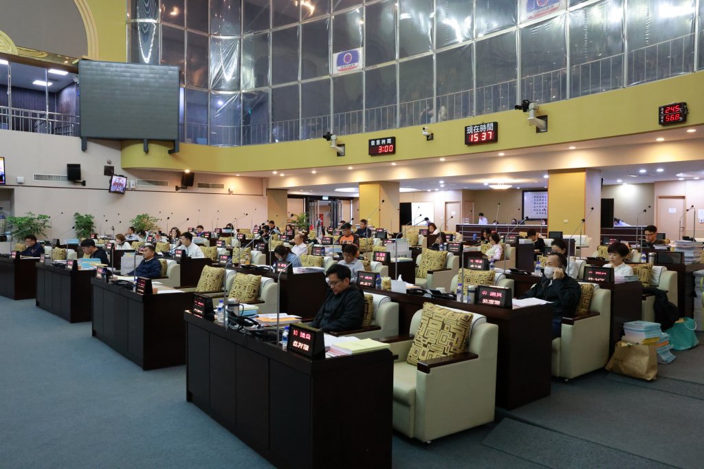 臺南市議會第10次臨時會議員挑燈夜戰 完成115年度市總預算三讀