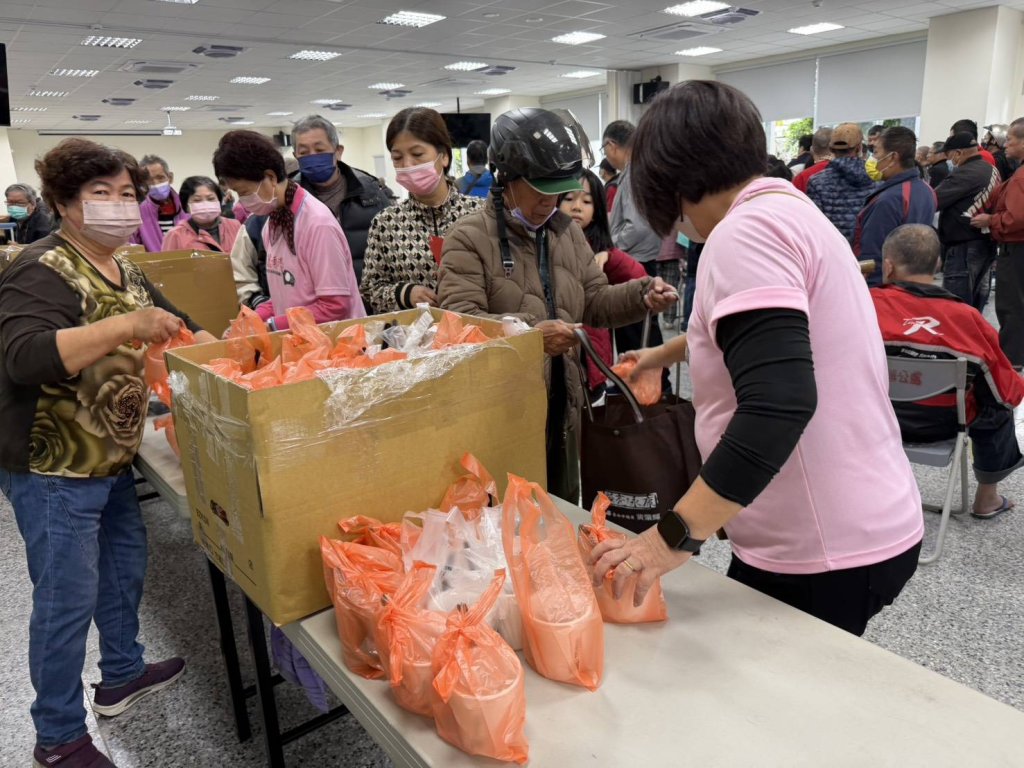 歲末愛心送暖 市議員黄肇輝連續四年邀社團、企業助弱勢