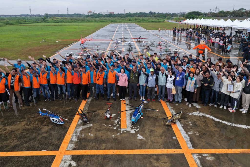 天空開秀！2025屏東航空嘉年華登場　無人機、直升機群飛震撼全台