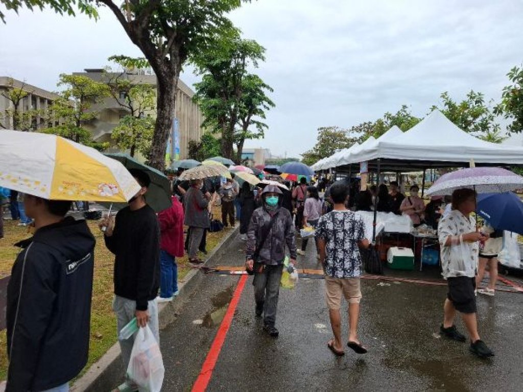  台船公司52週年慶園遊會活動 來賓排隊爭相與「奮進魔鬼魚號」合影