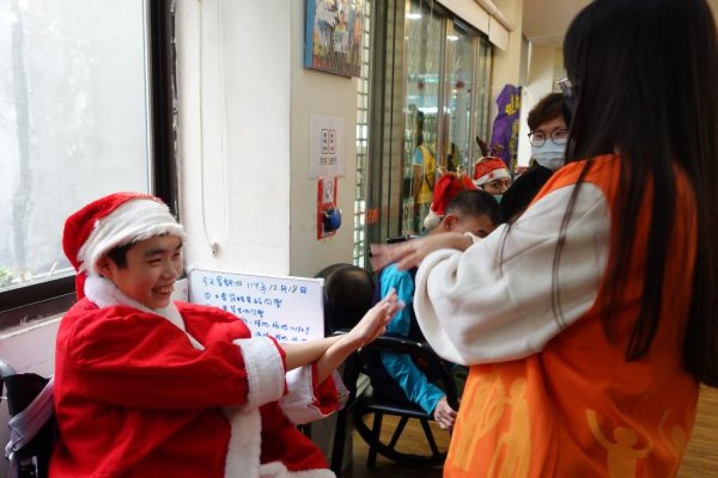 國泰獅子會年終送暖　陪伴身障青年溫暖過節