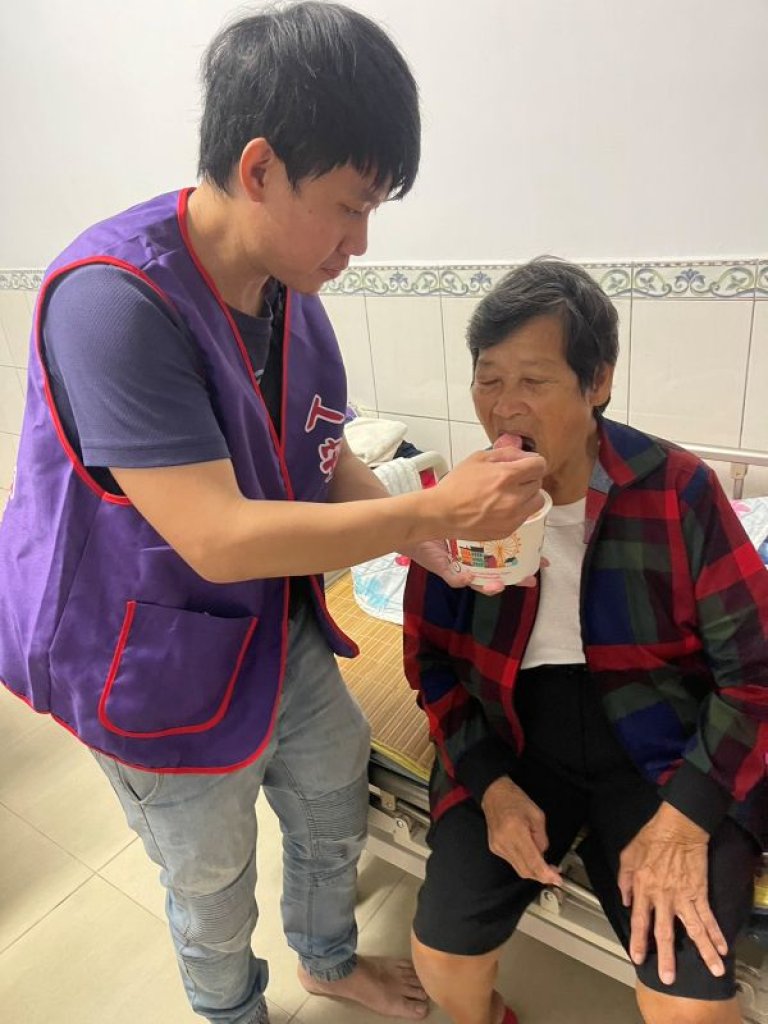 夜再深，人安為弱勢黑暗中點亮希望