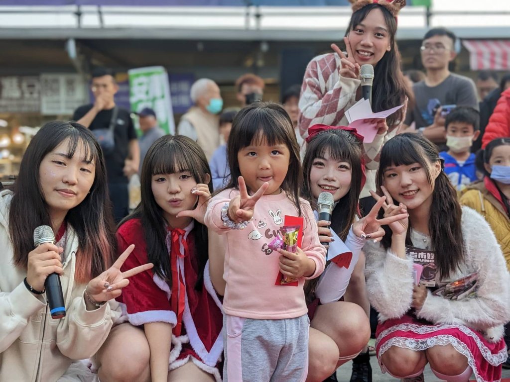 安南尚青耶誕韓流來襲 市議員蔡麗青邀請「耶誕姐姐」到傳統市場與民眾同歡