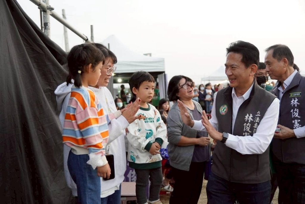 立委林俊憲邀紙風車佳里歡樂開演 聖誕前夕陪孩子用夢想環遊世界