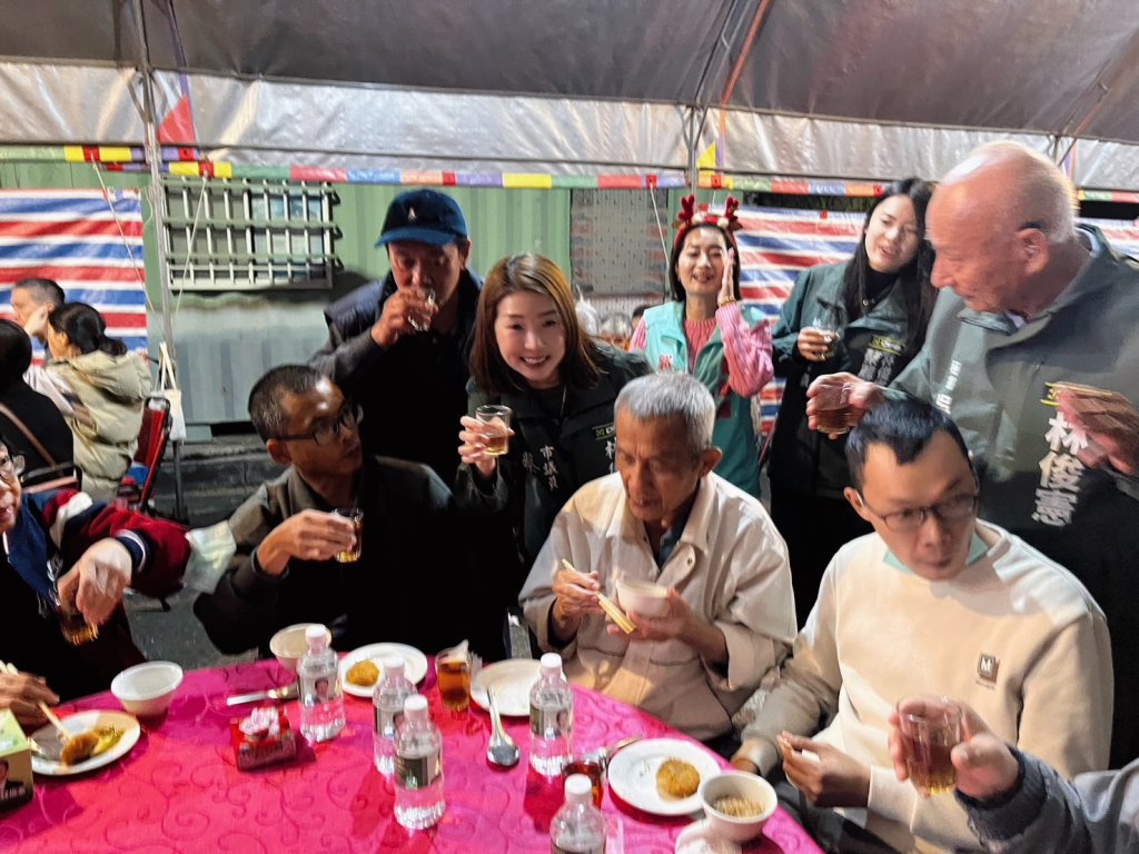 市議員蔡麗青攜手王木生活海產行 邀請低收入戶前來吃辦桌