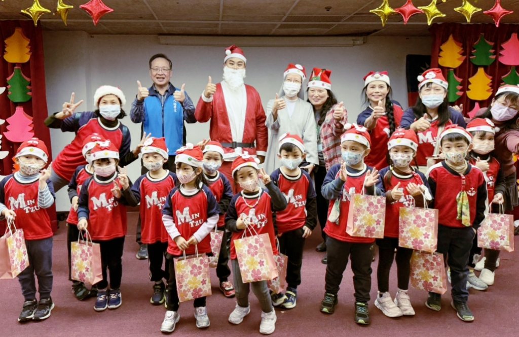聖保祿醫院牧靈志工x民族幼兒園小朋友　大手牽小手前進八德榮家報佳音送暖關懷住民長慶聖誕