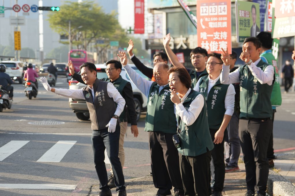 展現「桶箍」精神團結黨內 林俊憲邀黨籍市議員站路口爭取市民支持