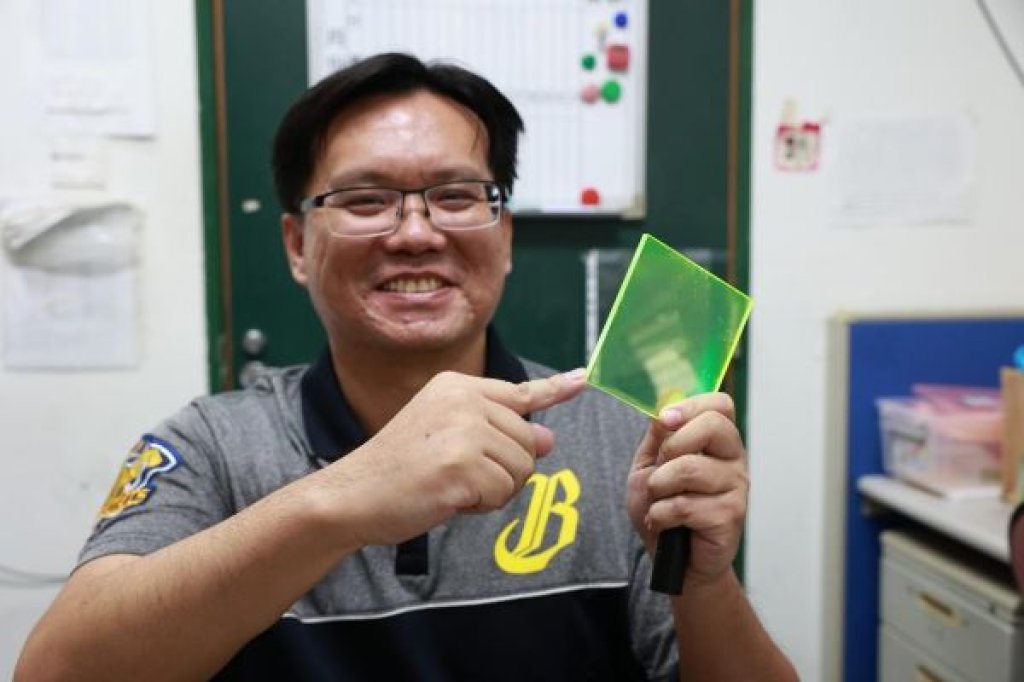 高雄大學應化系助理教授陳泓政 把光「轉個彎」 讓透明建材成為新一代太陽能系統讓窗戶也能發電