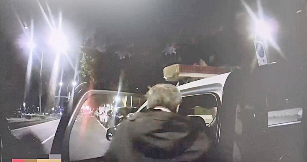 寒風中失智迷途老翁招手求助  大同分局暖警積極助返家