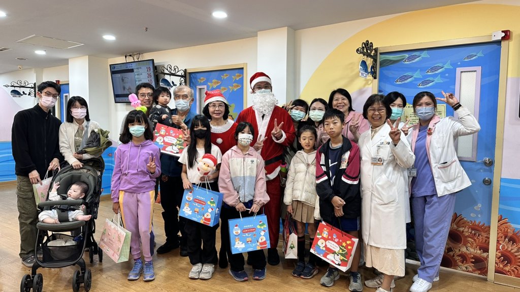 郭醫繽紛氣球傳溫情　聖誕老人走進兒科門診關懷病童