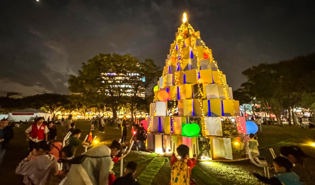 台中平安夜最暖風景 全台1088位聖誕老人報佳音   ~勤美「草悟聖誕村」雪白聖誕樹、250公尺長「光之道」超浪漫