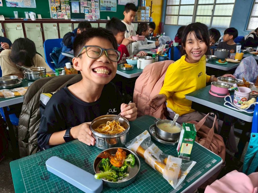 耶誕鐘聲響 餐桌添驚喜 臺南各校發揮巧思打造節慶特色午餐 傳遞健康與祝福