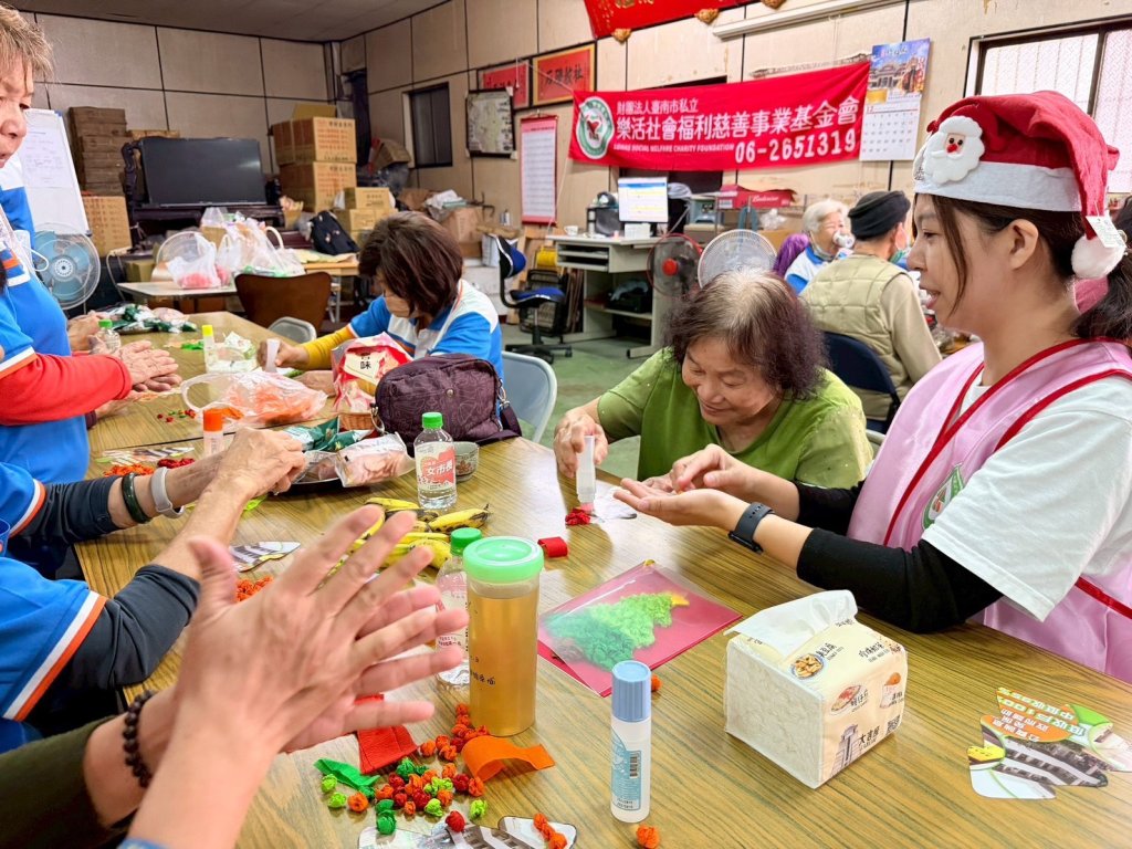 香氛卡片的過節溫度 樂活基金會陪長輩暖心慶耶誕