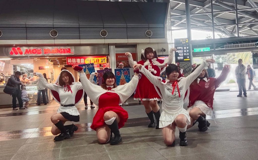 高鐵台南站樂聲響亮 民間樂團耶誕節快閃驚豔旅客