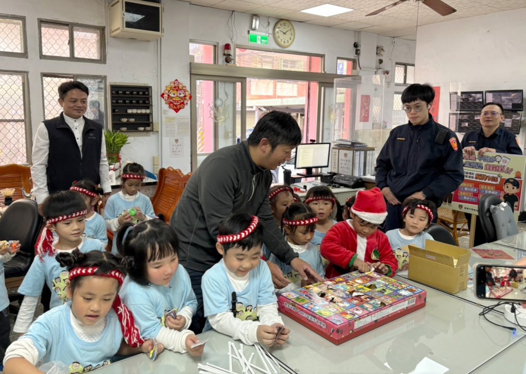 和平國小小天使來送暖   祝基二分局警察聖誕節快樂