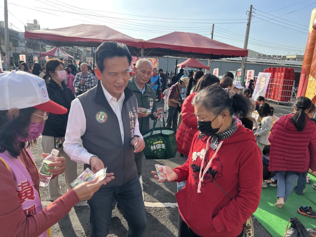 耶誕假期活動滿檔 市長參選人林俊憲展現親和力及高人氣