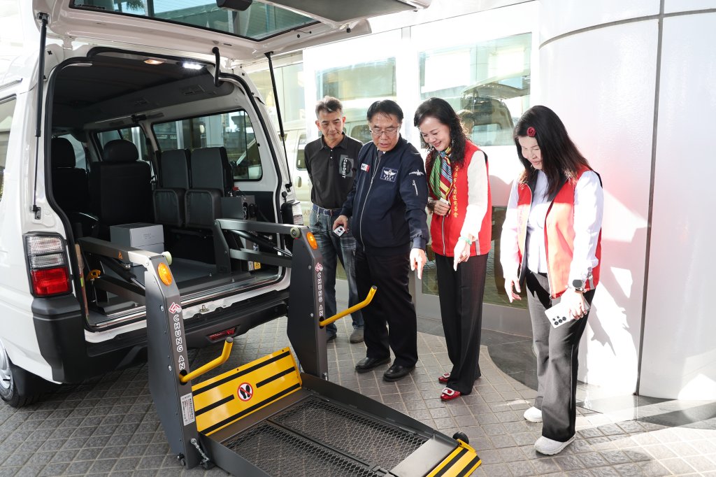 台南市人間道慈善會捐贈1輛復康巴士 黃偉哲感謝為身障者提供便捷服務
