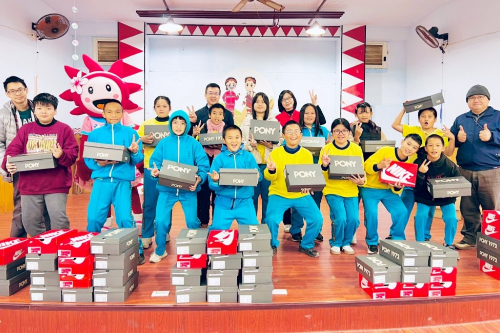 竹北遠百迎來4歲生日祭出多重好康！　「一募一鞋傳千里」公益送暖錦屏國小與五峰國偏鄉學童迎新年