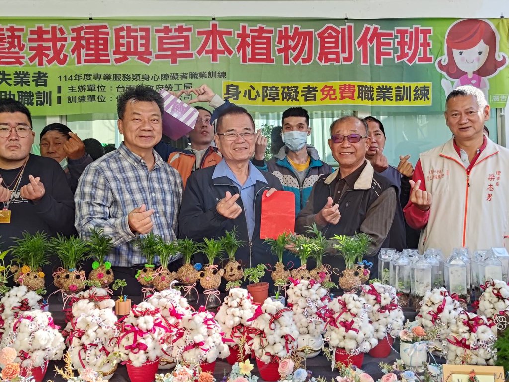 勞工局辦理身障農藝職訓學員 用手作植栽綠意迎新歲